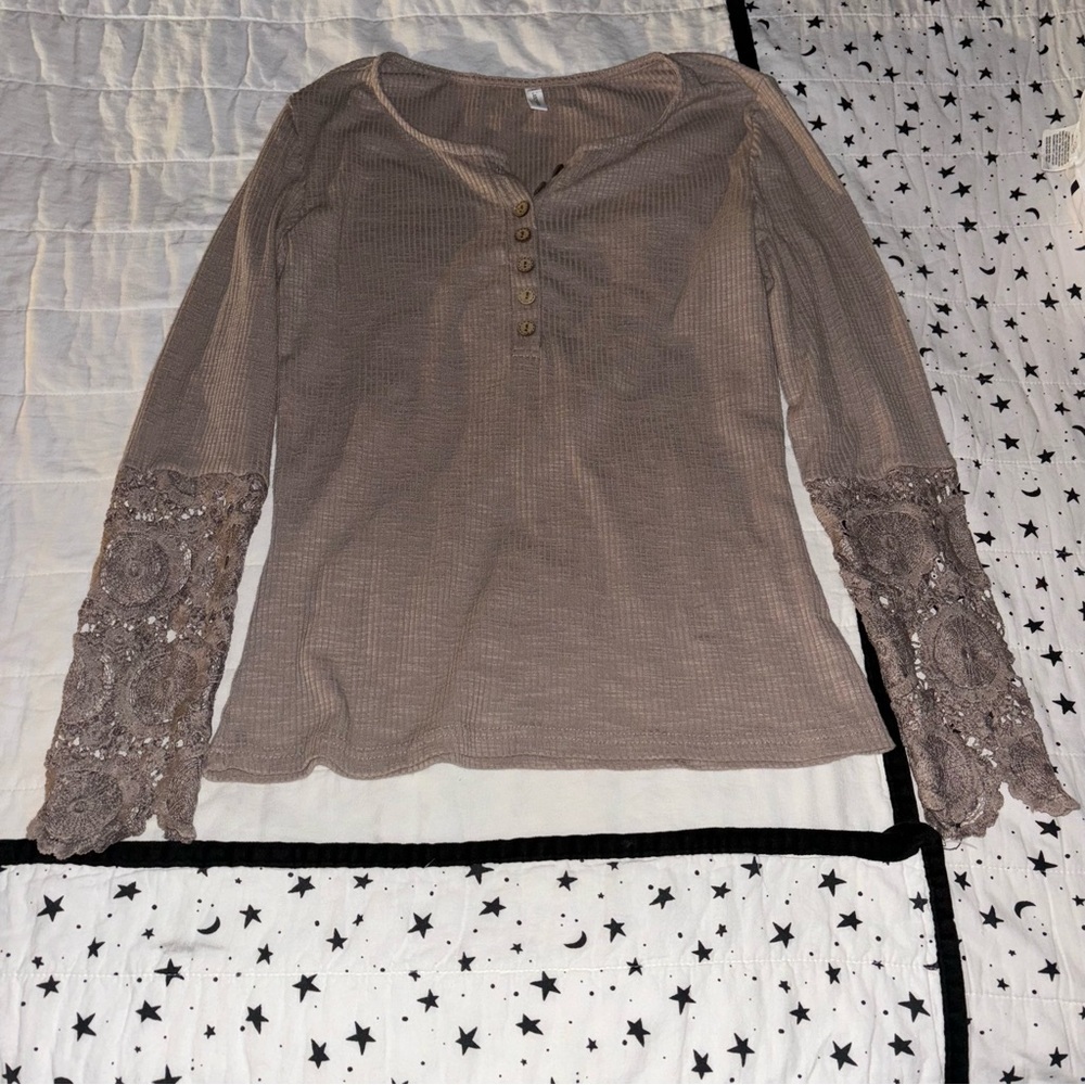 Kancystore brown long sleeve shirt with lace sleeves. Size M.